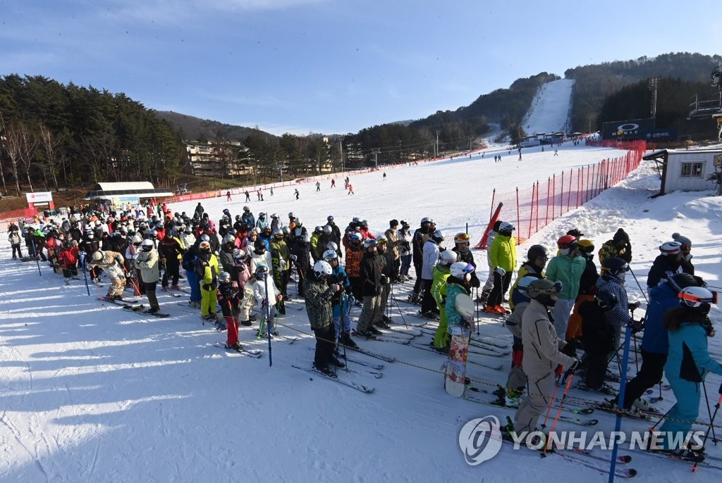 개장 후 첫 주말 맞은 스키장