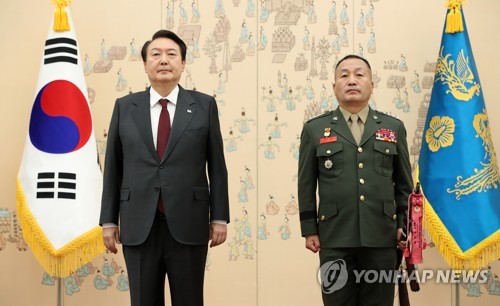 김계환 해병대사령관과 기념촬영하는 윤석열 대통령