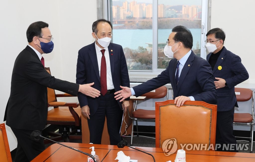 예산안 협상 난항 속 의견접근 위해 다시 만난 여야 원내대표