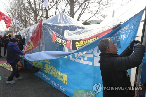 화물연대 조합원들 천막 철거