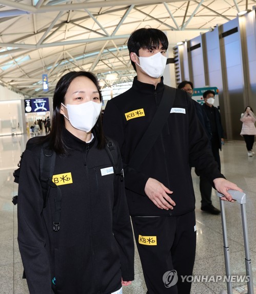 출국하는 황선우와 김서영