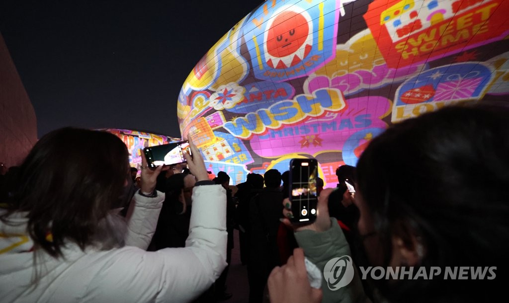 DDP 외벽에 상영되는 크리스마스 영상 쇼