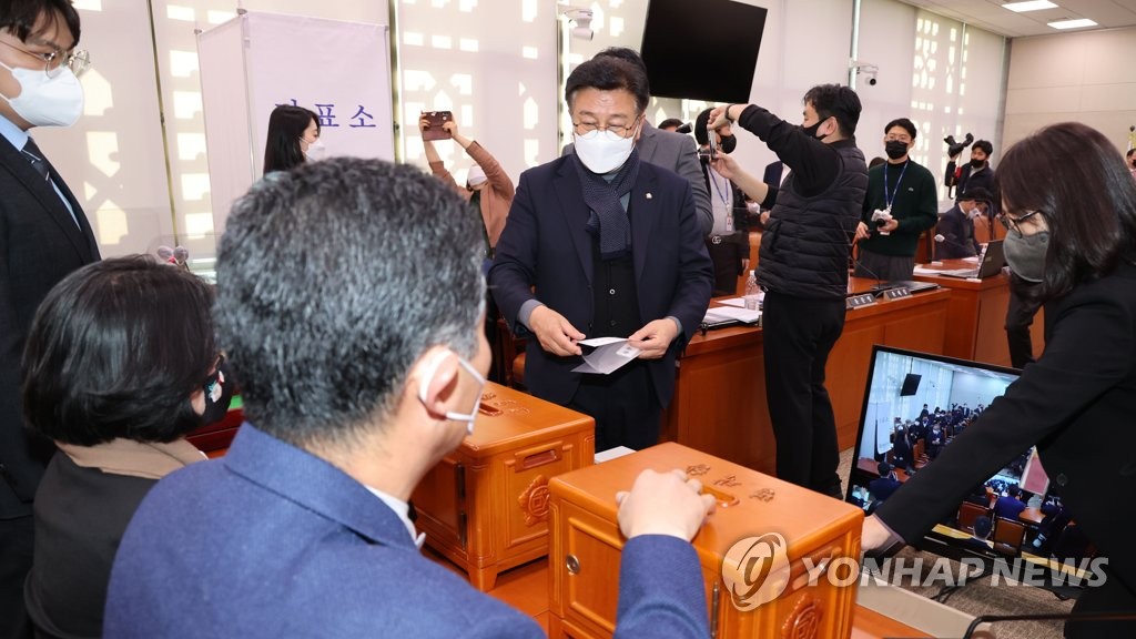양곡관리법 개정안 국회 본회의 직회부 안건 투표하는 민주당 농해수위원들