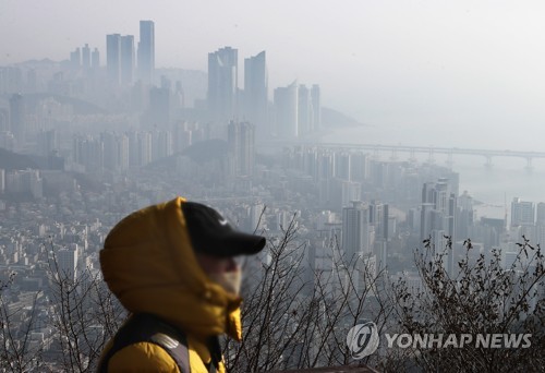 부산에 초미세먼지 위기경보…비상저감조치 시행.