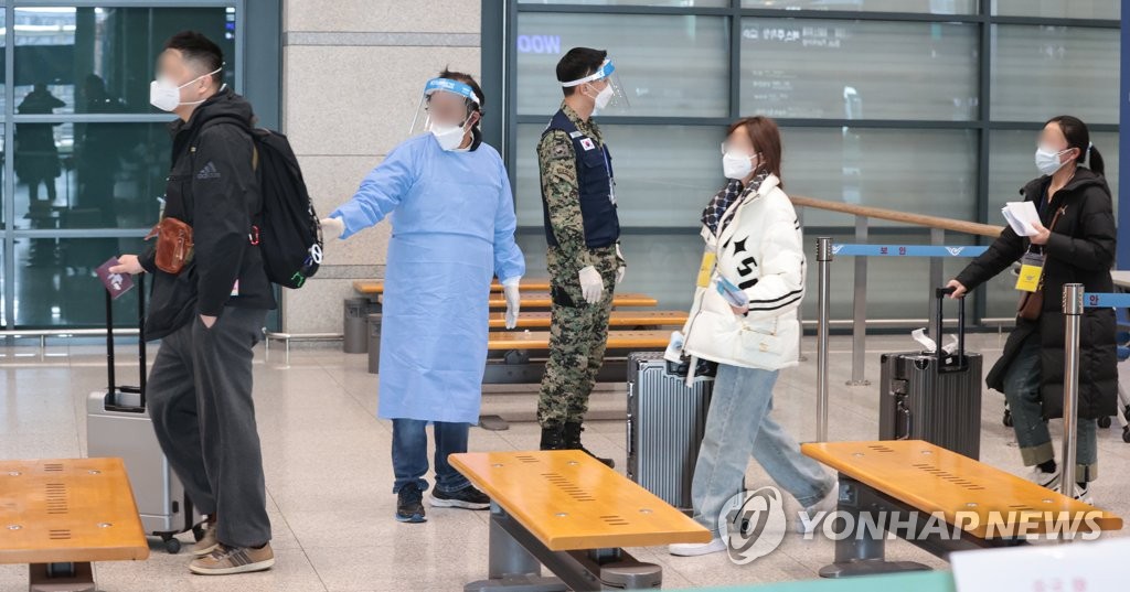 방역 관계자 안내받는 중국발 입국자들