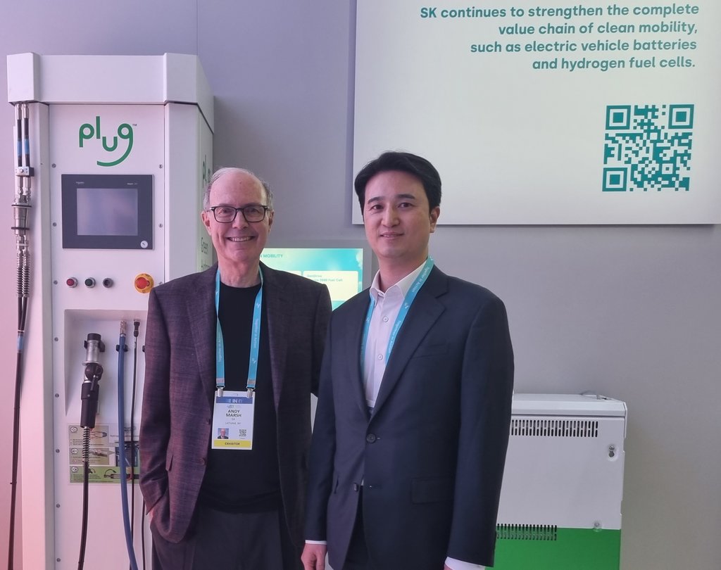Choo Hyung-wook (R), president and CEO of SK E&S Co., poses for photo with Andrew Marsh, CEO of Plug Power at the SK booth during CES 2023 in Las Vegas on Jan. 5, 2023, in this file photo later provided by SK E&S. (PHOTO NOT FOR SALE) (Yonhap)