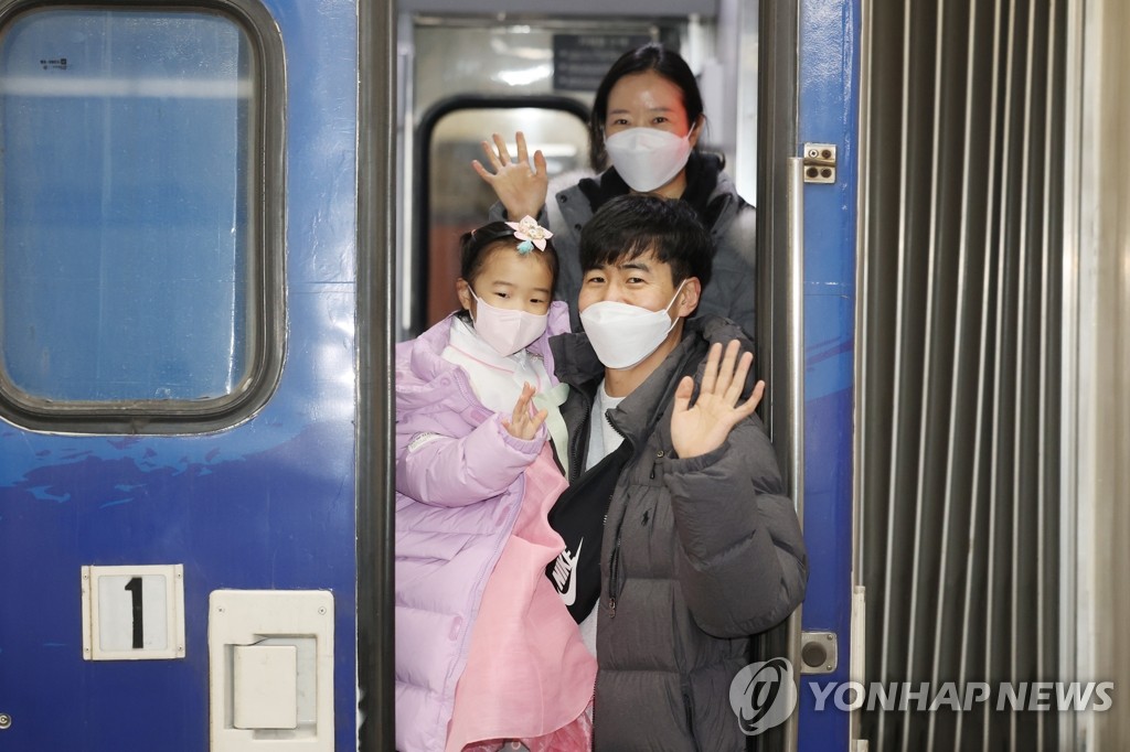 한복 입고 떠나는 귀성길