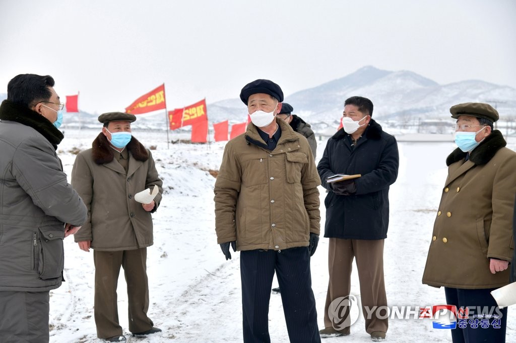 El PM norcoreano inspecciona un proyecto agrícola El PM norcoreano inspecciona un proyecto agrícola