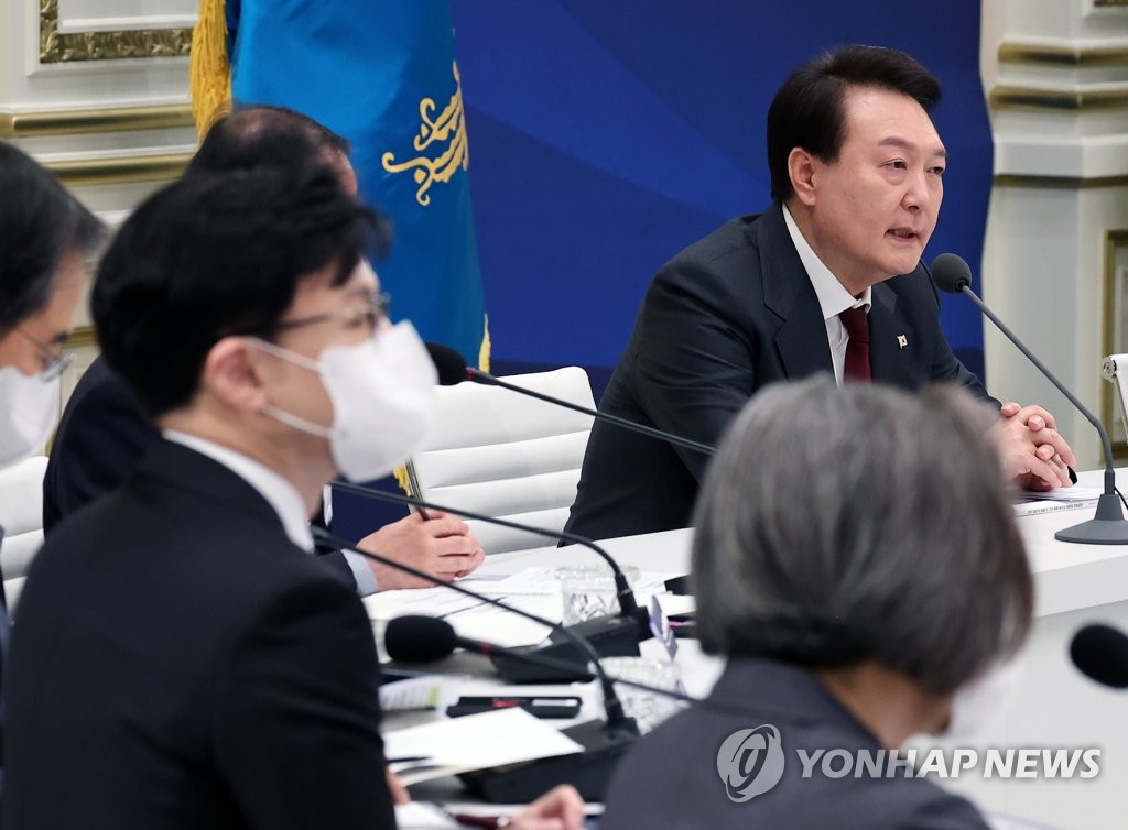 윤석열 대통령 발언 경청하는 한동훈 법무부 장관