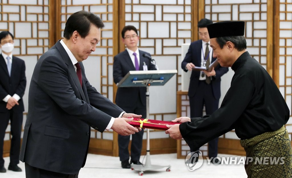 주한 말레이시아대사로부터 신임장 받는 윤석열 대통령