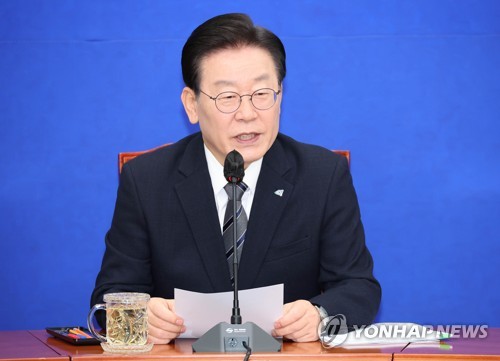 기자간담회에서 발언하는 이재명 대표