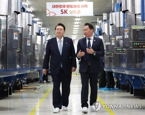 SK실트론 실리콘 웨이퍼 생산시설 시찰하는 윤석열 대통령