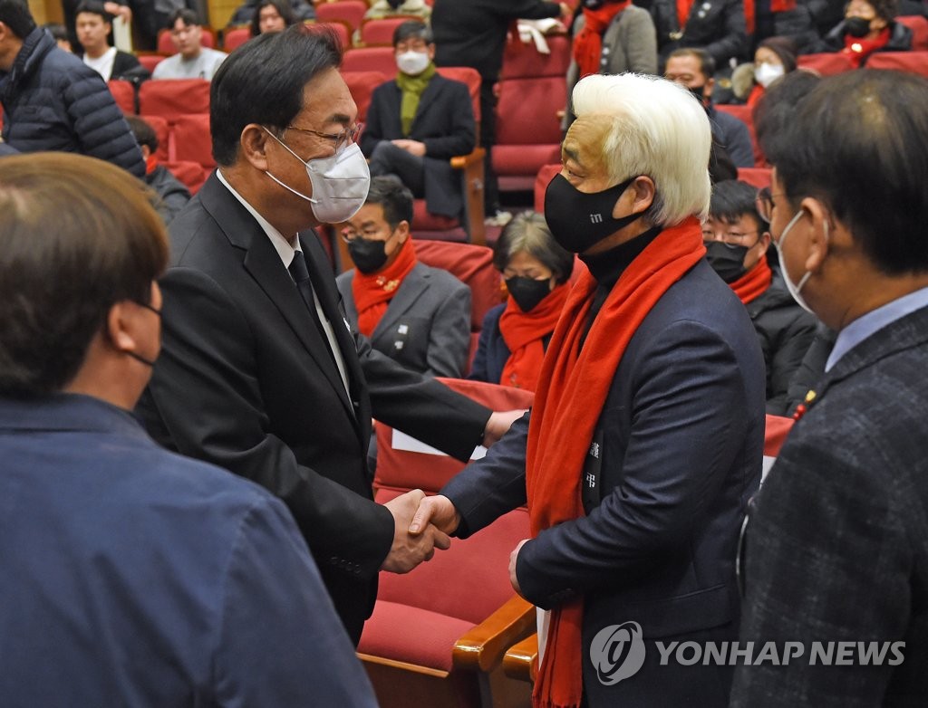 이종철 유가족협의회 대표와 악수하는 정진석