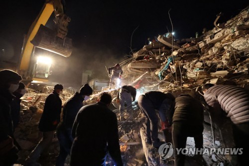 생존자 찾기 위한 구조작업