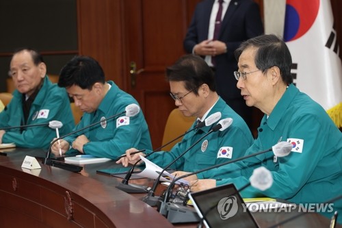 政府ソウル庁舎で開かれた中央災難安全対策本部の会議で発言する韓悳洙(ハン・ドクス)首相(右端)=17日、ソウル(聯合ニュース)