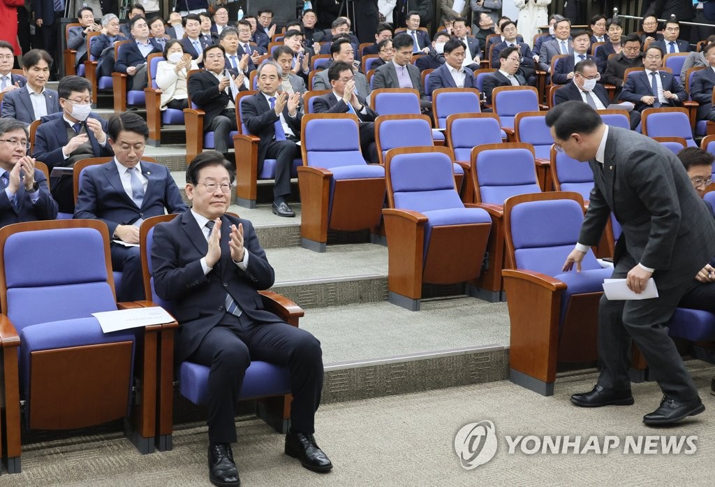 박수치는 이재명 대표