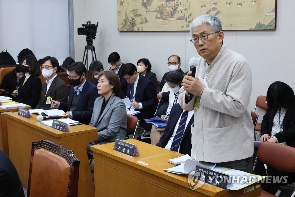 의원 질의에 답변하는 한만위 민족사관고 교장