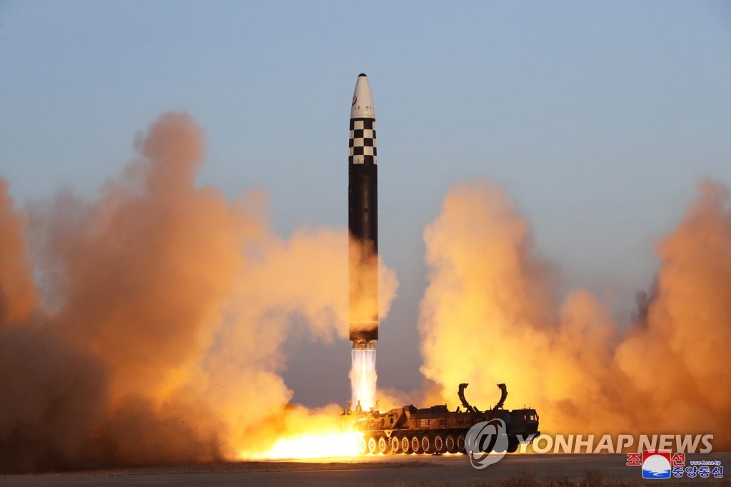 김정은 "핵전쟁억제력 강화로 적들에 두려움 줘야"…ICBM 참관