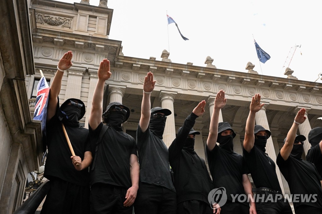 호주 '反 트랜스젠더' 집회서 나치식 경례하는 시위대