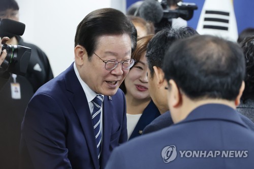 토론회 참석자들과 인사하는 이재명 대표