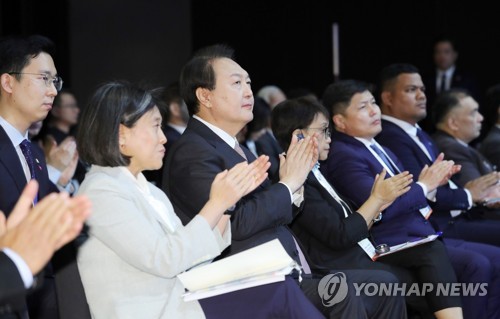 박수치는 윤석열 대통령