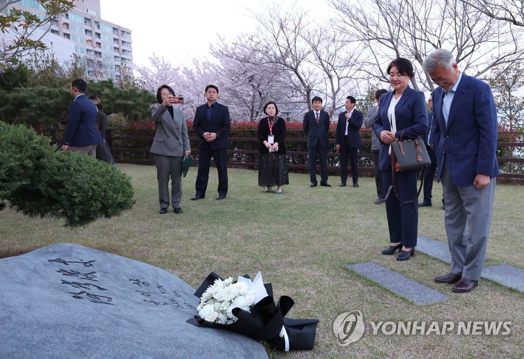 Moon pays tribute to Yun I-sang Moon pays tribute to Yun I-sang