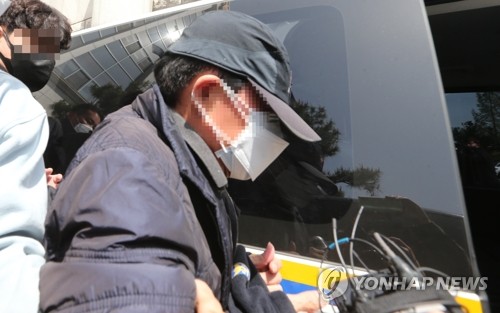 호송 차량으로 이동하는 대전 스쿨존 초등생 숨지게 한 음주 운전자