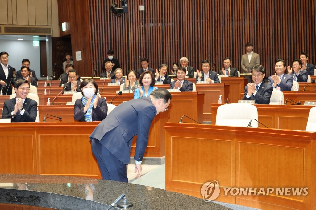 임기 종료 앞둔 박홍근 원내대표, 의원들 박수 받으며 인사