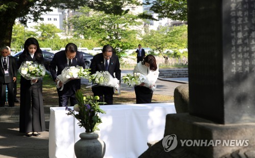 한일 정상, 한인 원폭 희생자 위령비 공동 참배