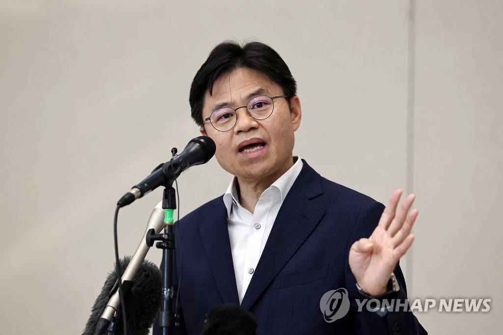질문에 답하는 유국희 단장