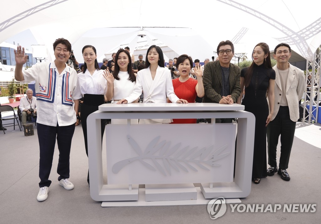 칸영화제서 포즈 취하는 '거미집' 감독·배우