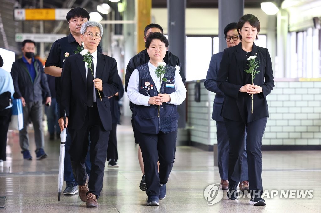 9-4 승강장 향하는 추모제 참석자들