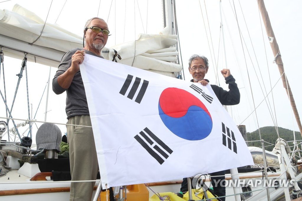 통영에 기착한 태평양 횡단 요트원정대원들