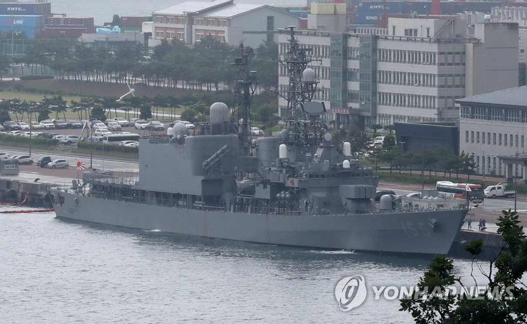 海自護衛艦 旭日旗掲げ釜山入港 海自護衛艦 旭日旗掲げ釜山入港
