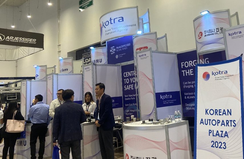 Estand surcoreano en una feria automotriz internacional de México Estand surcoreano en una feria automotriz internacional de México
