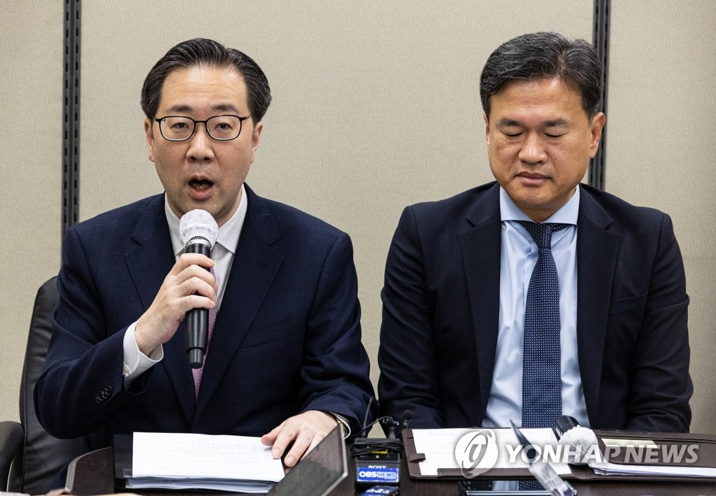 Lee Jun-il (izda.), director general del departamento para asuntos nucleares norcoreanos del Ministerio de Asuntos Exteriores de Corea del Sur, y Choi Hyun-seok, jefe del departamento de investigación de delitos cibernéticos de la NPA, realizan un informe sobre las sanciones unilaterales del Gobierno surcoreano sobre Kimsuky, un grupo de jáqueres bajo el seno del RGB norcoreano, el 2 de junio de 2023, en la Cancillería de Corea del Sur, en Seúl.