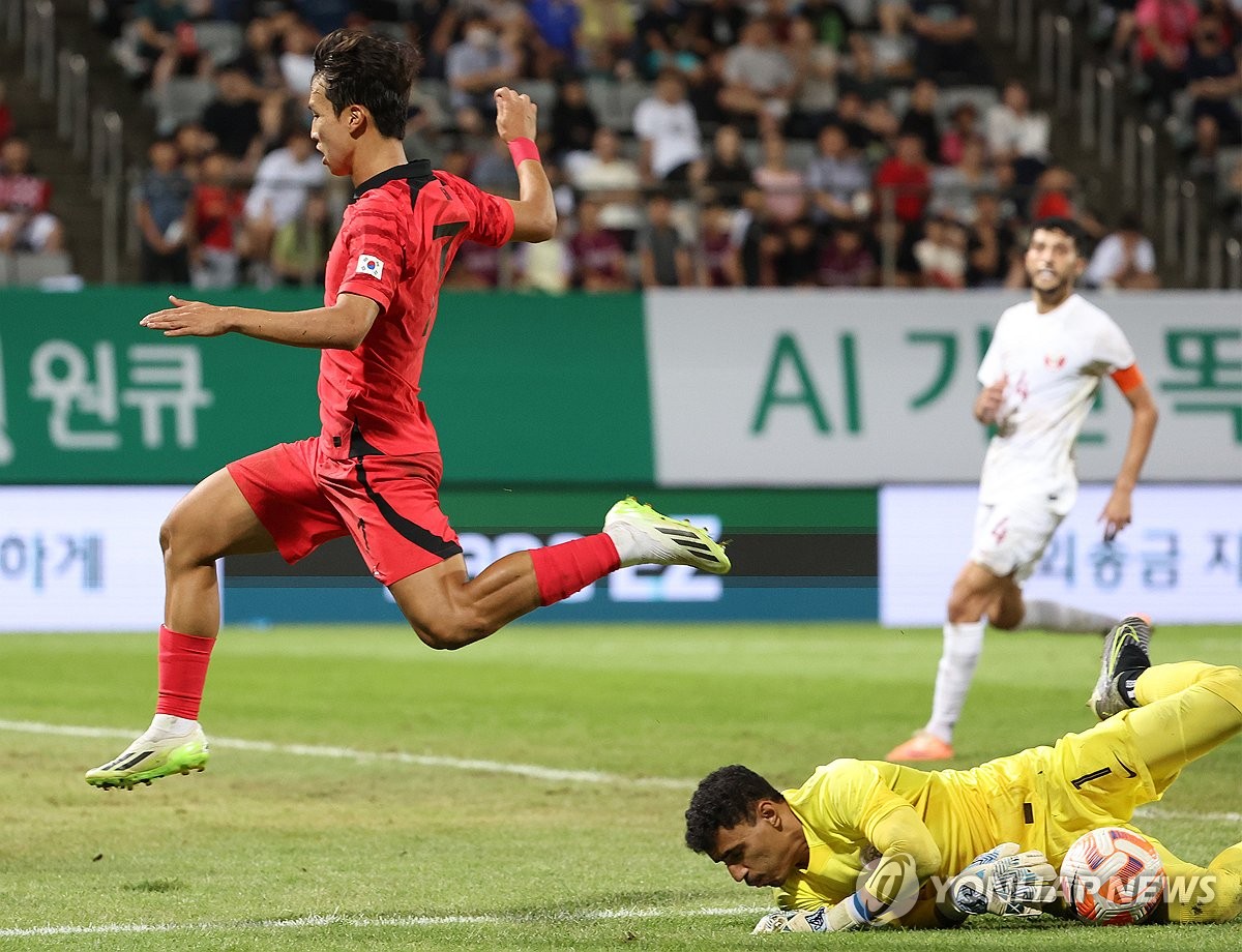 Eom Ji-sung of South Korea (L) sprints past Qatari goalkeeper Yousef Abdulla Baliadeh during the teams' Group B match in the qualification tournament for the 2024 Asian Football Confederation U-23 Asian Cup at Changwon Football Center in the southeastern city of Changwon on Sept. 6, 2023. (Yonhap)