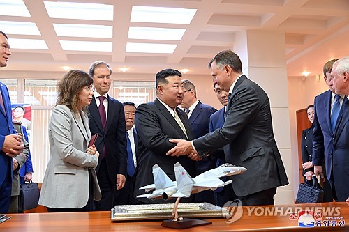 러시아 전투기 생산 공장 방문 김정은 수행한 김여정 고가 핸드백 '눈길