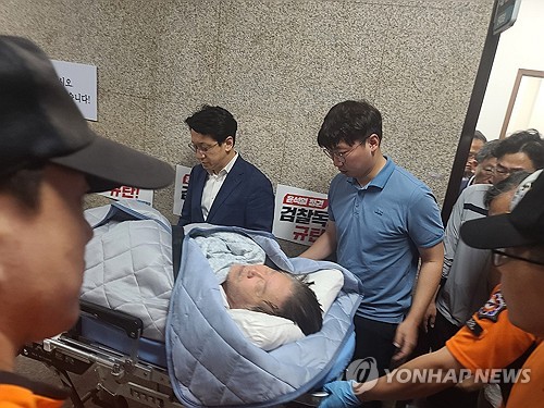 '단식 19일째' 이재명, 건강 악화로 병원행