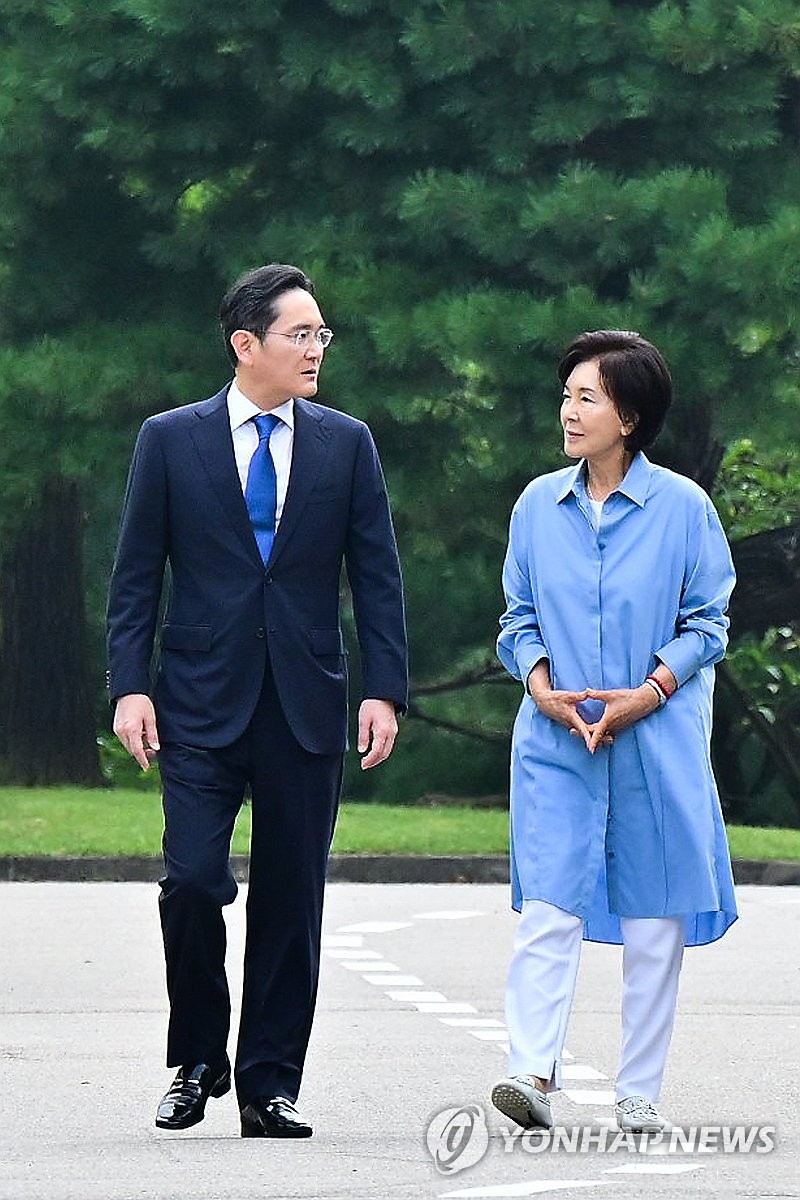Samsung leader with mother Samsung leader with mother
