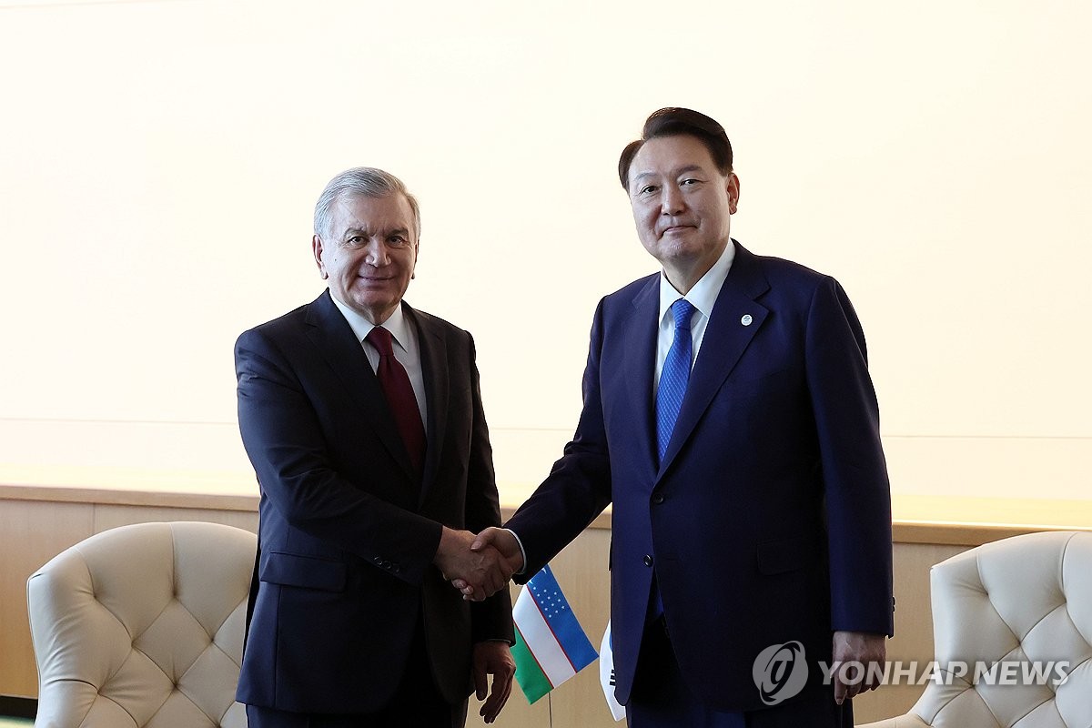 우즈베키스탄 대통령과 악수하는 윤석열 대통령