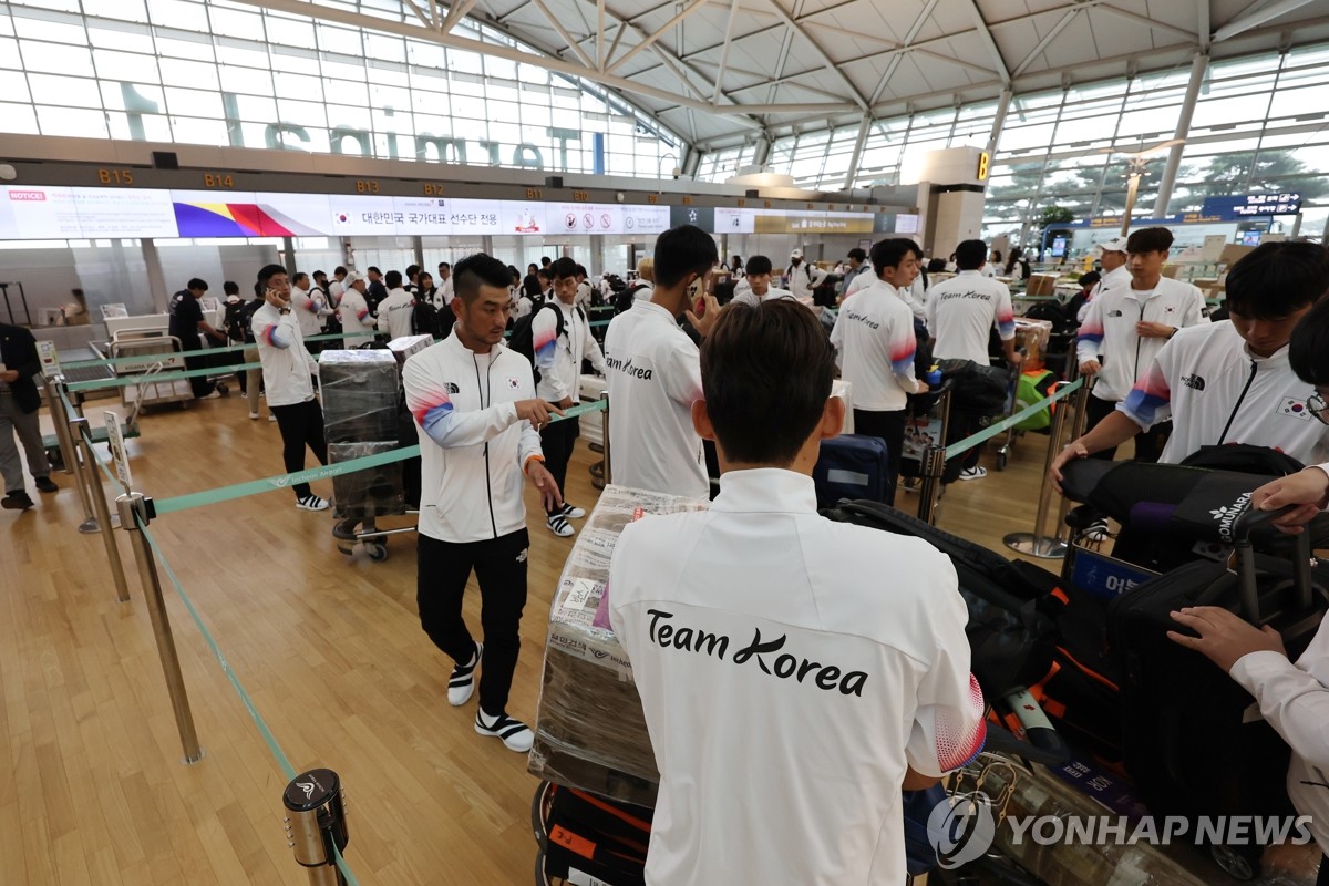출국 수속 밟는 선수단