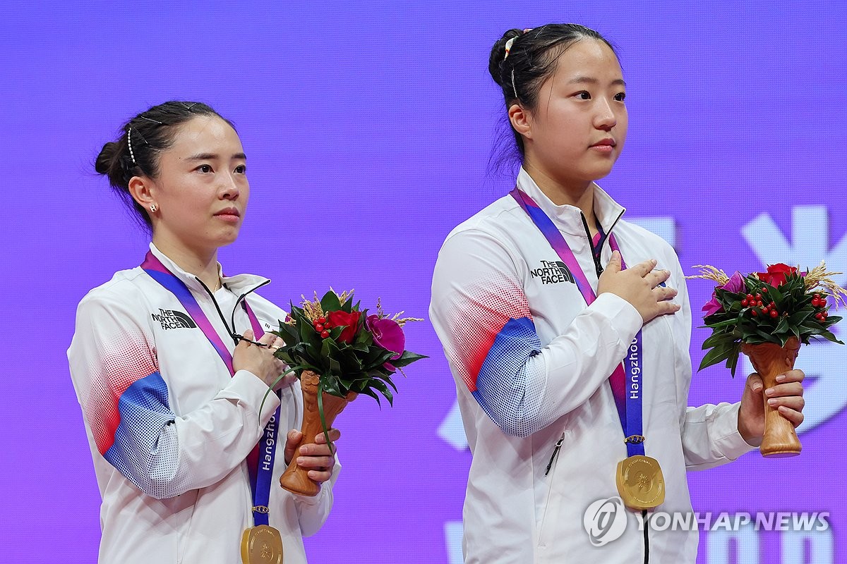 금메달 목에 건 전지희와 신유빈