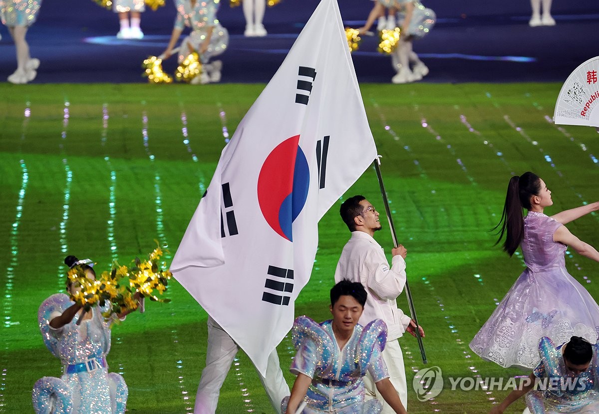 대한민국 기수로 나선 김홍열