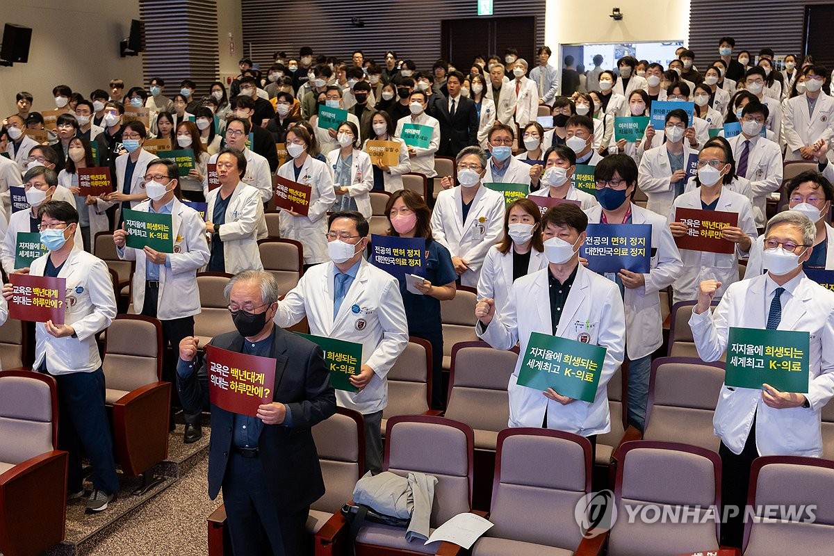 Los profesores de medicina protestan contra el plan gubernamental de reforma médica, durante su reunión, celebrada, el 25 de marzo de 2024, en la Universidad Korea, en Seúl.