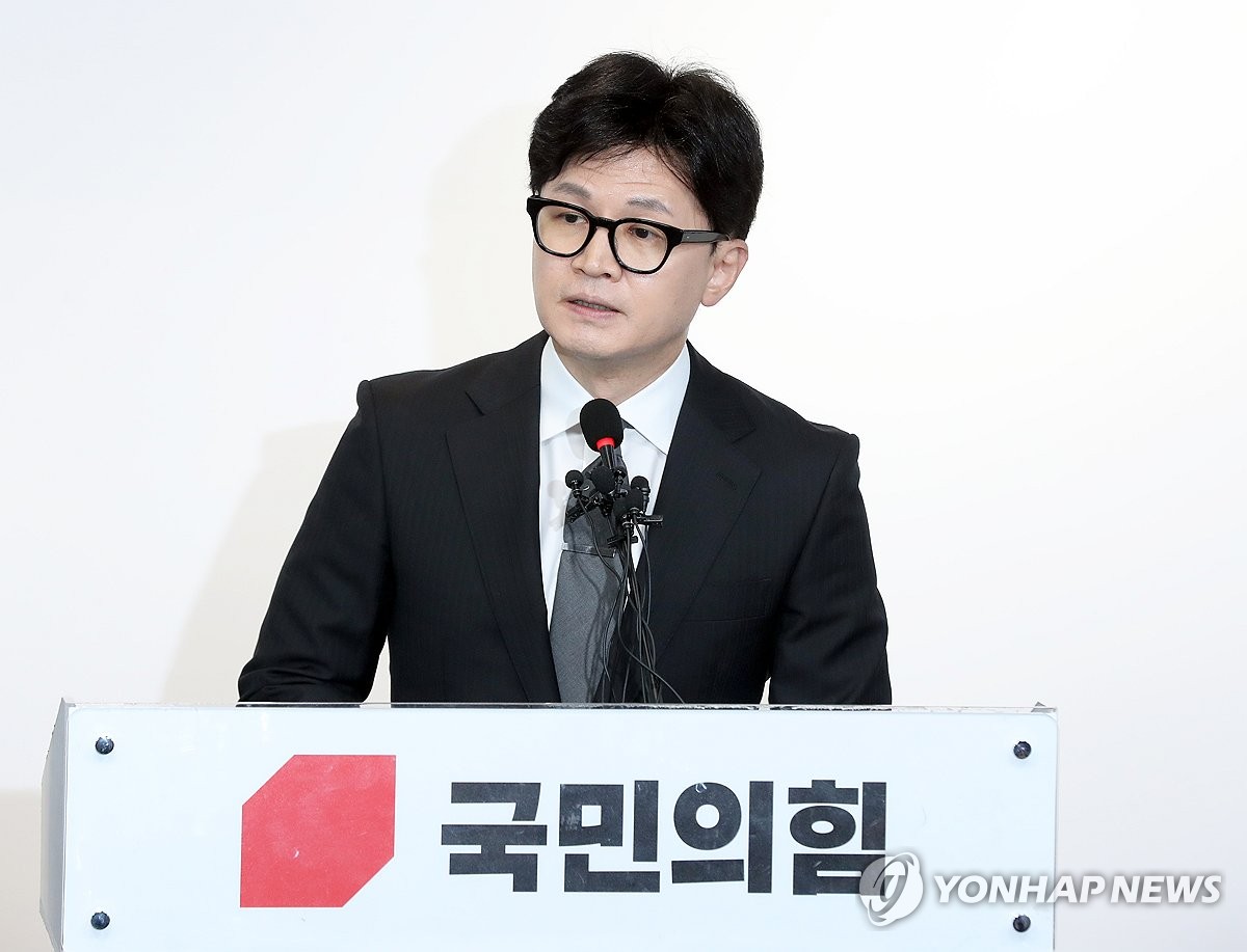 Han Dong-hoon, the interim leader of the ruling People Power Party (PPP), announces his resignation during a press conference held at the PPP's headquarters in western Seoul on April 11, 2024. (Pool photo) (Yonhap)