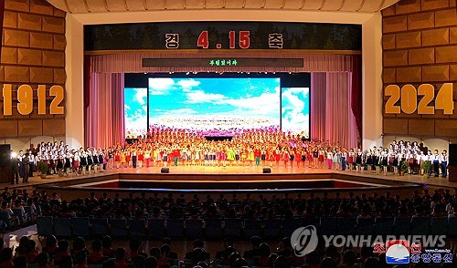 북한, 김일성 생일 112주년 경축 평양학생소년궁전 예술소조원 종합공연 진행