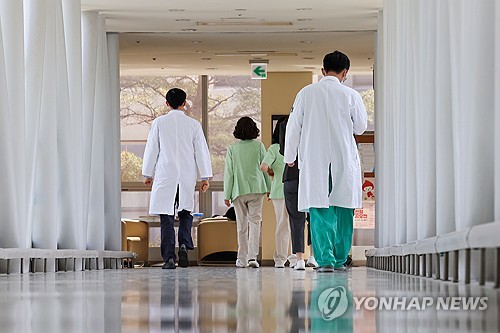  정부 "교수 일부 휴진…전면 진료 중단한 병원 없어"