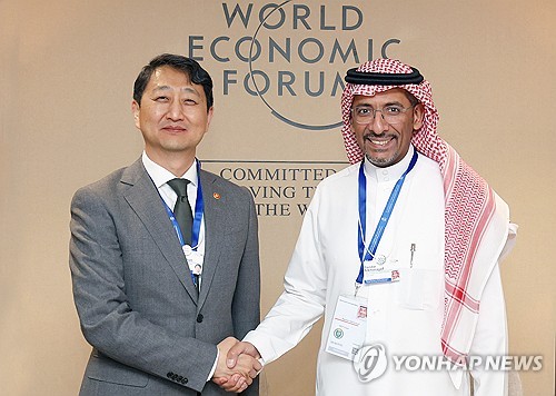 وزير الصناعة يلتقي مع وزير الصناعة والثروة المعدنية السعودي