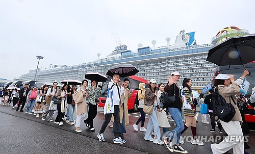 وصول السياح الصينيين إلى إنتشون
